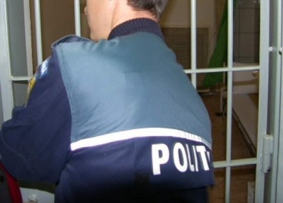 Minorul prins furând dintr-o locuinţă a fost arestat